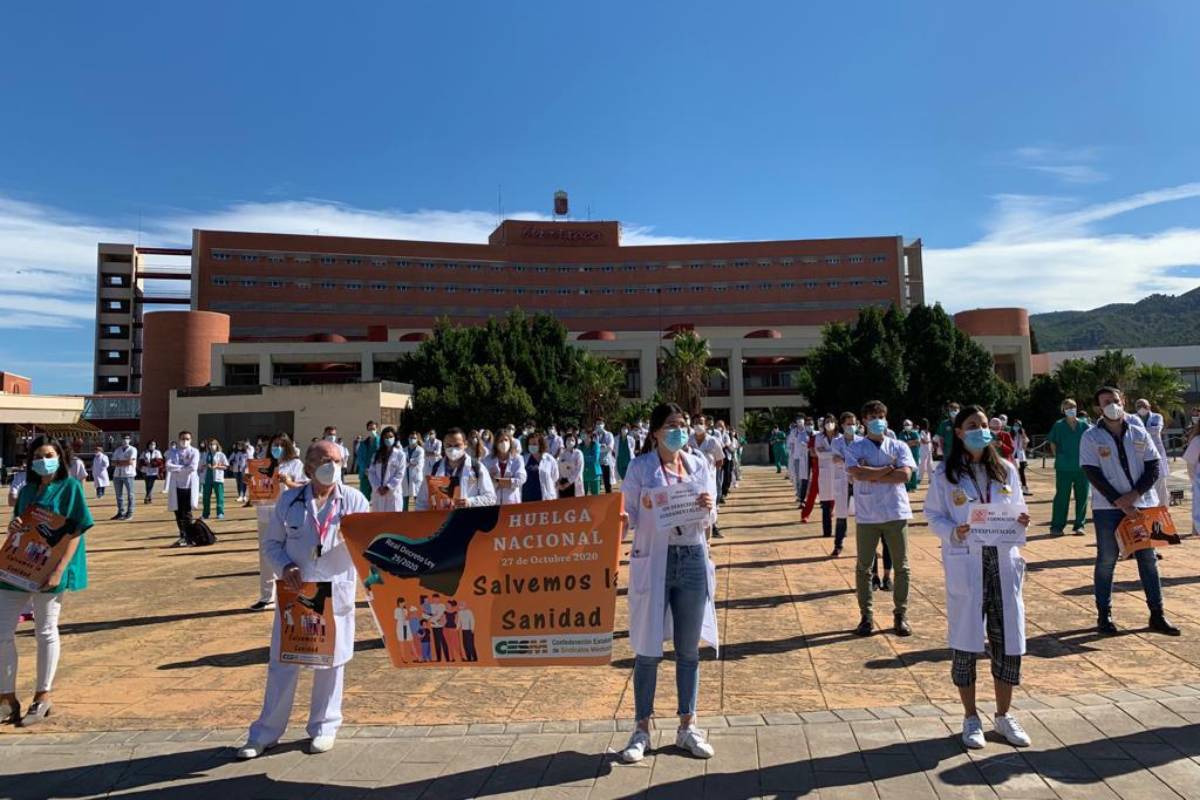 MIR manifestándose frente al Hospital Virgen de la Arrixaca en Murcia (CESM)